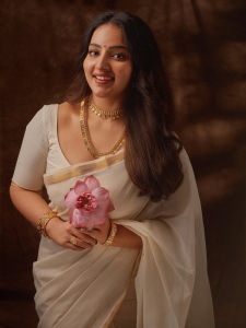 malavika-menon-in-kerala-saree-with-traditional-ornaments-photos-008