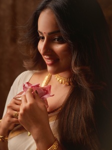 malavika-menon-in-kerala-saree-with-traditional-ornaments-photos