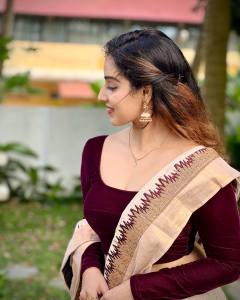 malavika-menon-in-kerala-style-lehenga-photos-006