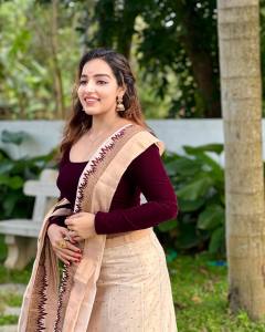 malavika-menon-in-kerala-style-lehenga-photos