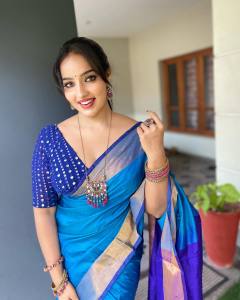malavika-menon-in-ocean-blue-saree-photos-003