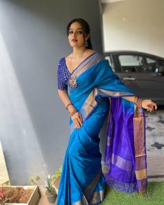 malavika-menon-in-ocean-blue-saree-photos-004