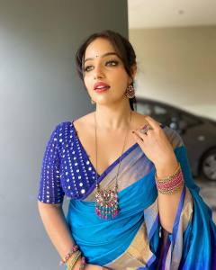 malavika-menon-in-ocean-blue-saree-photos