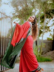 malavika-menon-in-red-and-green-saree-combo-with-green-blouse-style-ideas-photos-001