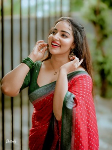 malavika-menon-in-red-and-green-saree-combo-with-green-blouse-style-ideas-photos-002