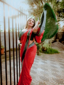 malavika-menon-in-red-and-green-saree-combo-with-green-blouse-style-ideas-photos