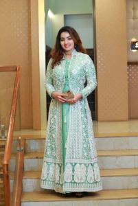 malavika-menon-long-boat-neck-top-with-embroidery-long-shrug-004