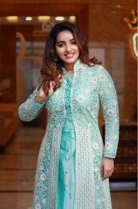 malavika-menon-long-boat-neck-top-with-embroidery-long-shrug-006