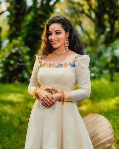 malavika menon new onam photos 032-003