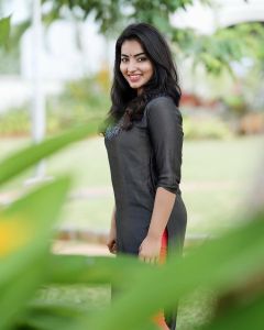 malavika-menon-new-photos-in-kurtis-002