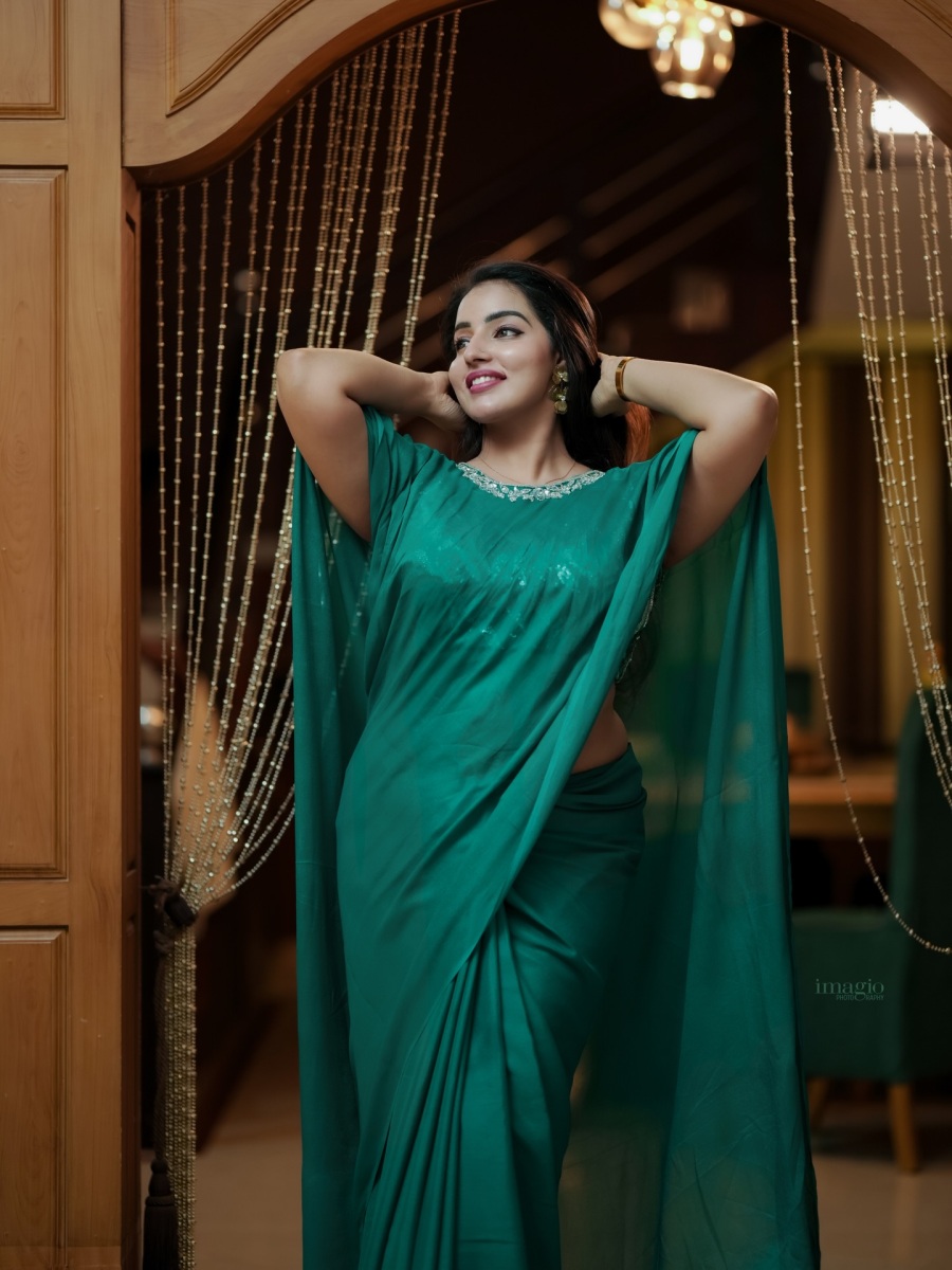 malavika-menon-saree-look-photos-005