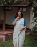 malavika-c-menon-in-set-saree-with-blue-blouse-combination-photos-004