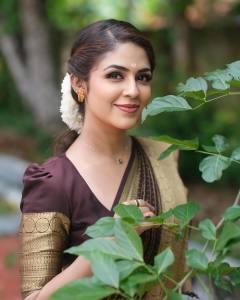 malavika-wales-in-coffee-brown-pattu-saree-photos-001