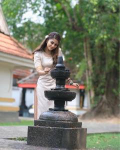 malavika-wales-latest-photoshoot-in-Kerala-style-001
