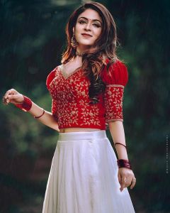malavika-wales-without-makeup-photos-hd-003