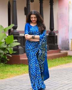 malavika-nair-in-blue-saree-photos-002