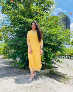 malavika-nair-in-yellow-chiridar-photos-001