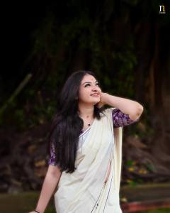 malavika-nair-malayalam-actress-in-kerala-saree-with-violet-colour-saree-photos-001