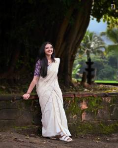 malavika-nair-malayalam-actress-in-kerala-saree-with-violet-colour-saree-photos-002