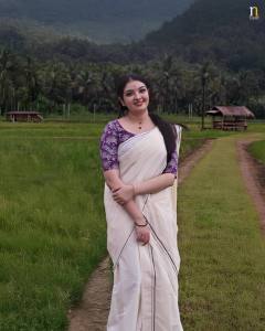 malavika-nair-malayalam-actress-in-kerala-saree-with-violet-colour-saree-photos-003