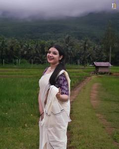 malavika-nair-malayalam-actress-in-kerala-saree-with-violet-colour-saree-photos-004