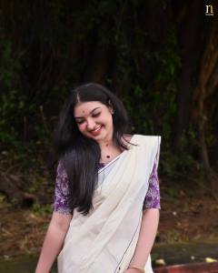 malavika-nair-malayalam-actress-in-kerala-saree-with-violet-colour-saree-photos