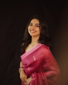 mamitha-baiju-in-rani-pink-saree-photos-001