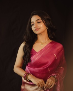 mamitha-baiju-in-rani-pink-saree-photos-003