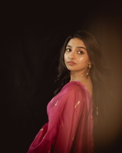 mamitha-baiju-in-rani-pink-saree-photos-004