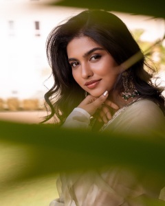 mamitha-baiju-in-white-full-sleeve-churidar-dress-photos-001