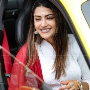 actress-mamtha-mohandas-new-photos-with-car-001