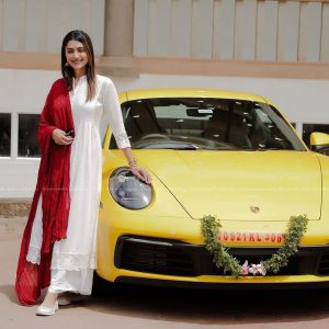 actress-mamtha-mohandas-new-photos-with-car