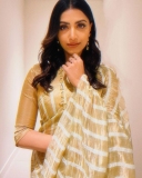 mamta-mohandas-in-golden-colour-sarees-images