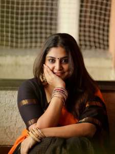 manjima-mohan-in-black-check-pattu-saree-with-orange-border-traditional-look-photos-001