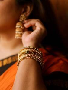 manjima-mohan-in-black-check-pattu-saree-with-orange-border-traditional-look-photos-002