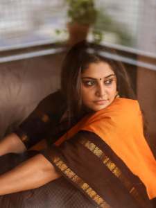 manjima-mohan-in-black-check-pattu-saree-with-orange-border-traditional-look-photos-003