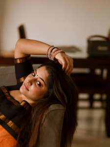 manjima-mohan-in-black-check-pattu-saree-with-orange-border-traditional-look-photos-005