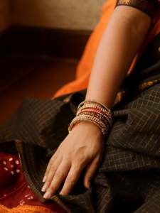 manjima-mohan-in-black-check-pattu-saree-with-orange-border-traditional-look-photos-006