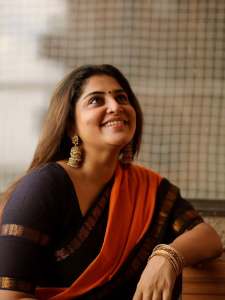 manjima-mohan-in-black-check-pattu-saree-with-orange-border-traditional-look-photos
