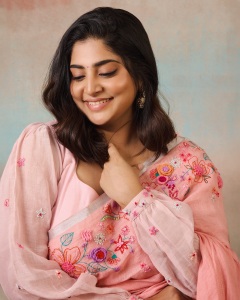 manjima-mohan-in-kavana-peach-pure-linen-saree-photos-001