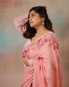 manjima-mohan-in-kavana-peach-pure-linen-saree-photos-003
