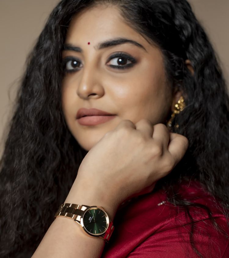 manjima-mohan-new-photos-in-red-dress-021-001