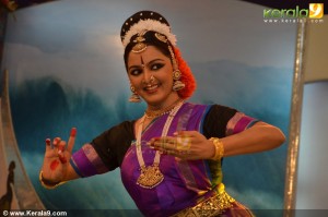 2058manju_warrier_photos__00-019