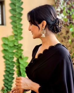 actress-manju-warrier-new-photos-in-black-saree-003