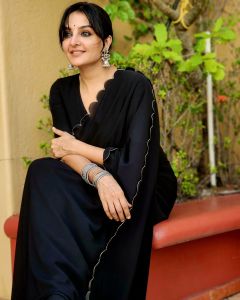 actress-manju-warrier-new-photos-in-black-saree-004