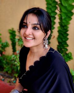 actress-manju-warrier-new-photos-in-black-saree