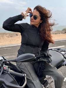 manju-warrier-bmw-bike-photos-latest-003