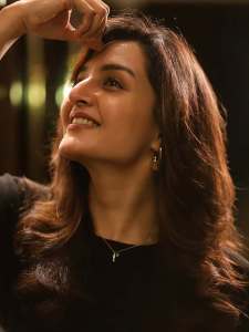manju-warrier-in-black-and-olive-green-out-outfit-combination-photos-008