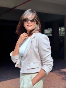 manju-warrier-in-formal-pants-and-blazer-photo-latest-010