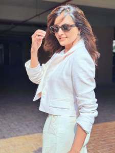 manju-warrier-in-formal-pants-and-blazer-photo-latest-012